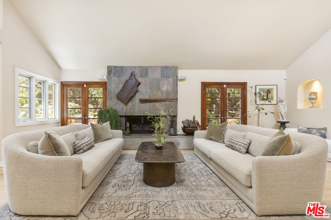 3265 Mandeville Canyon Rd