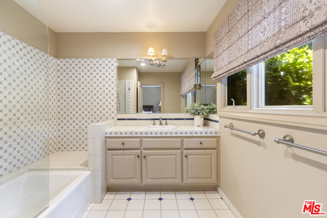 3265 Mandeville Canyon Rd