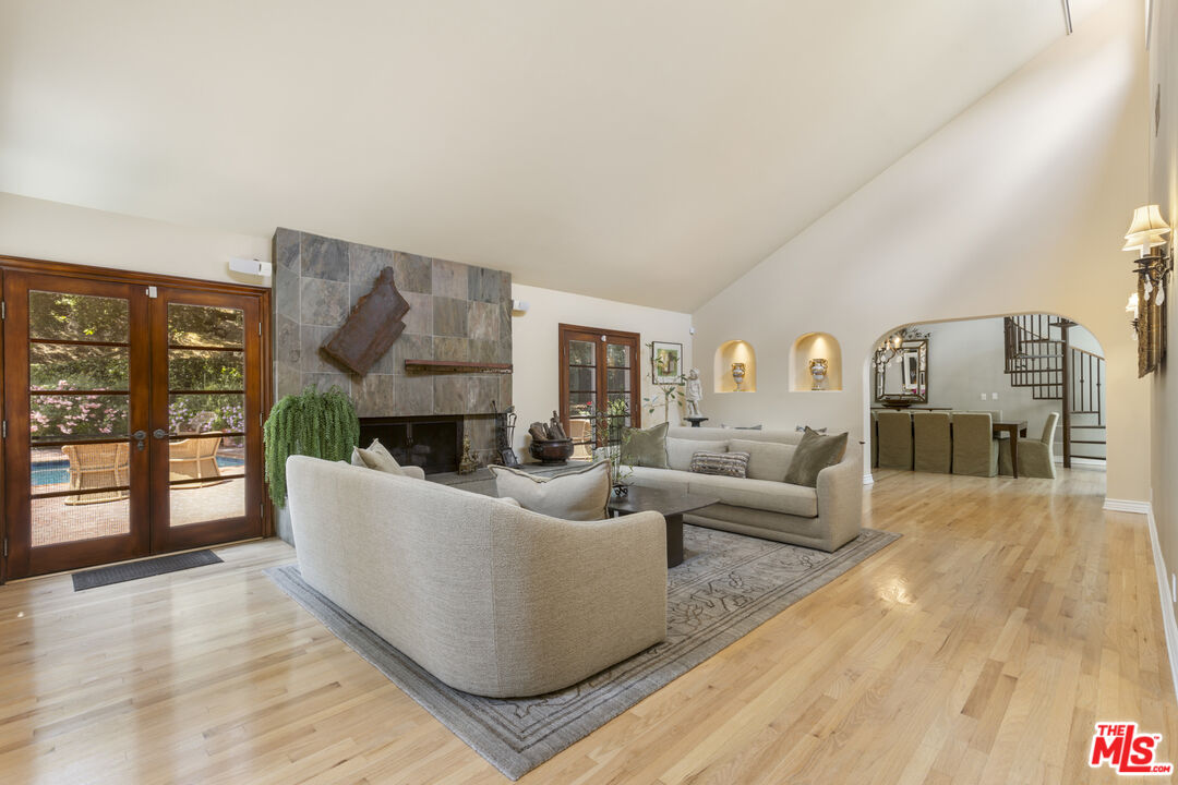 3265 Mandeville Canyon Rd