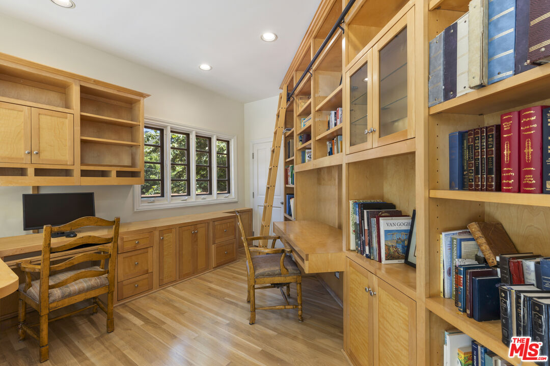 3265 Mandeville Canyon Rd