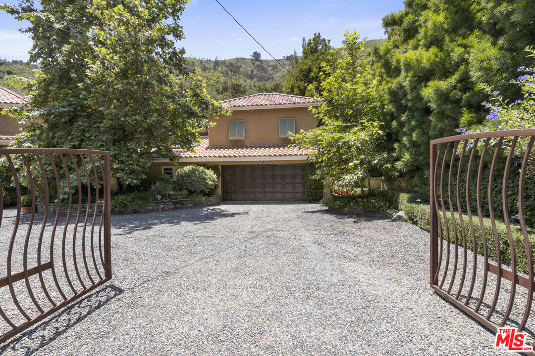3265 Mandeville Canyon Rd