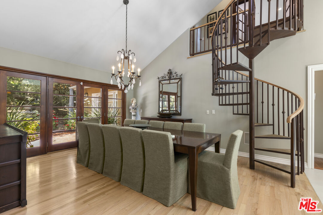 3265 Mandeville Canyon Rd
