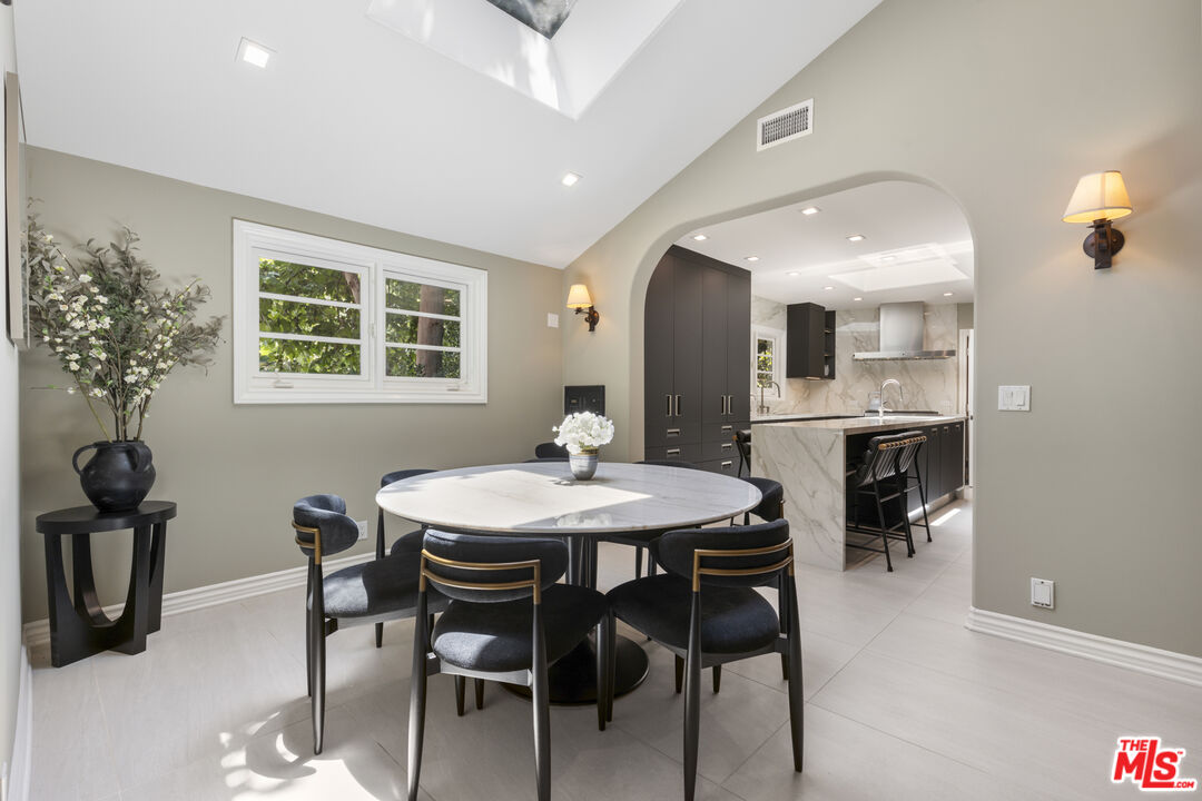 3265 Mandeville Canyon Rd