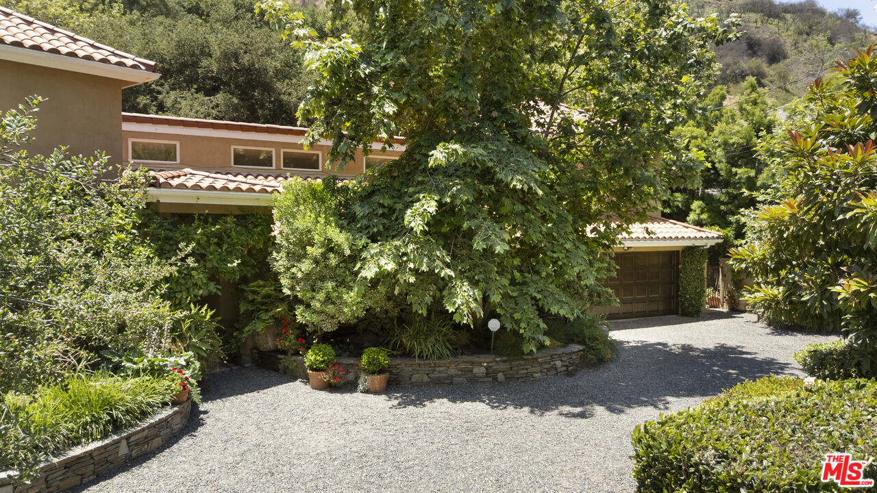 3265 Mandeville Canyon Rd