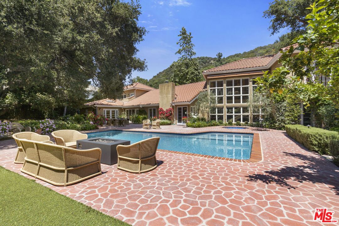 3265 Mandeville Canyon Rd