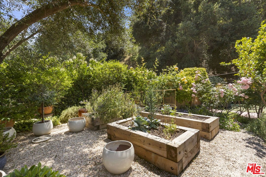 3265 Mandeville Canyon Rd