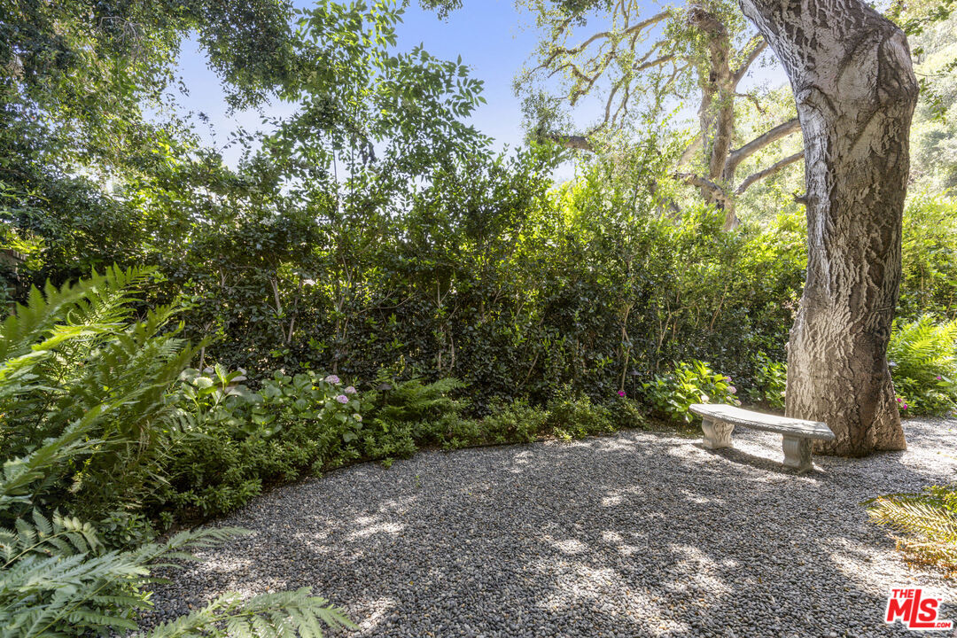 3265 Mandeville Canyon Rd