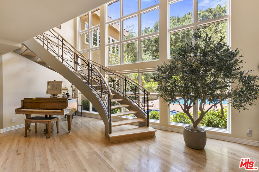3265 Mandeville Canyon Rd