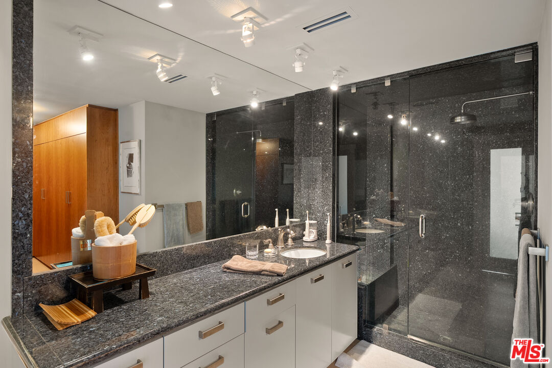 2222 Avenue Of The Stars Unit: 1404