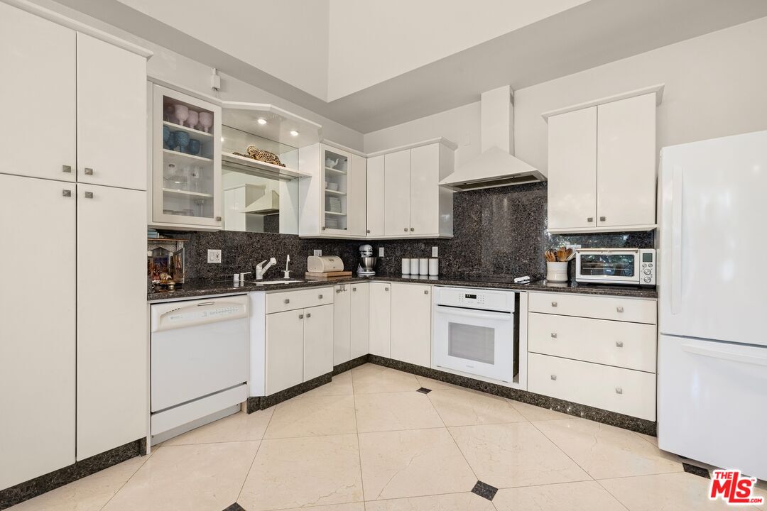 2220 Avenue Of The Stars Unit: 204