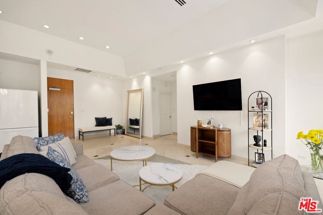 2220 Avenue Of The Stars Unit: 204