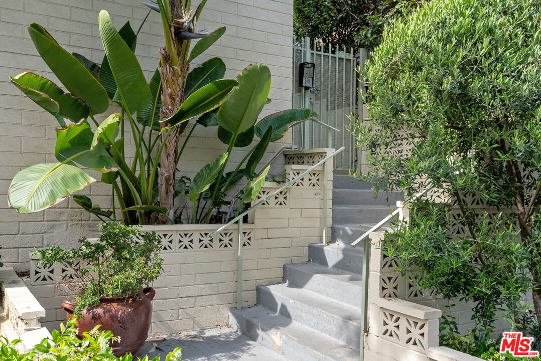 8219 Norton Ave Unit: 5