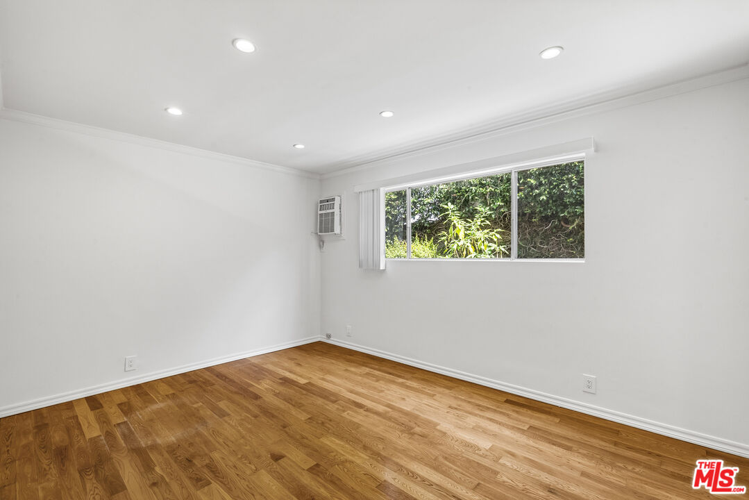8219 Norton Ave Unit: 5
