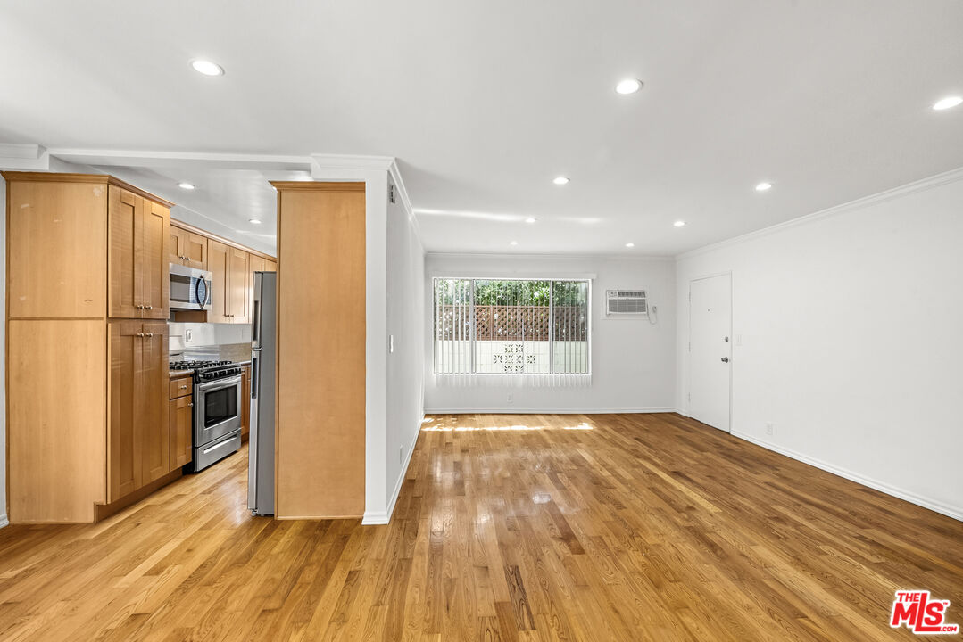 8219 Norton Ave Unit: 5