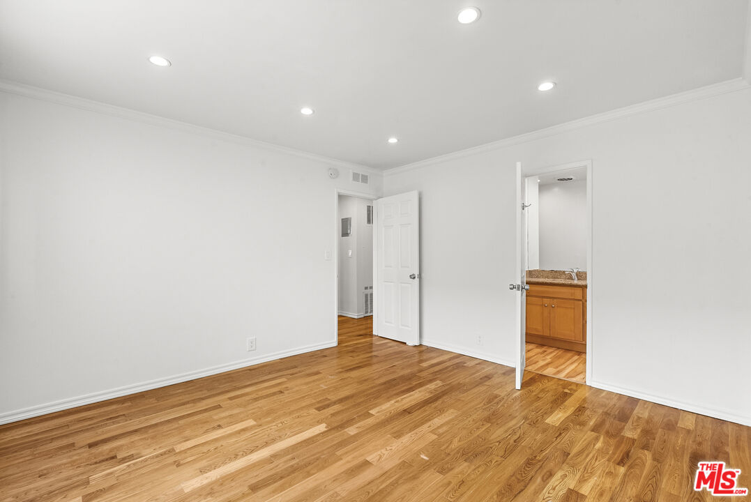 8219 Norton Ave Unit: 5
