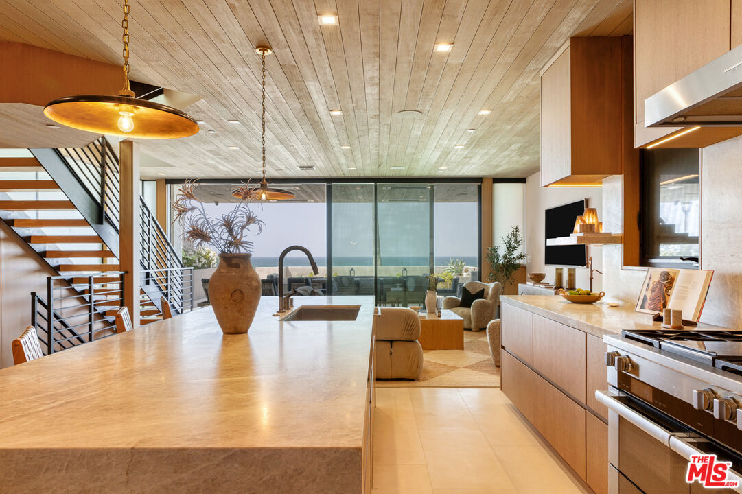 4016 The Strand