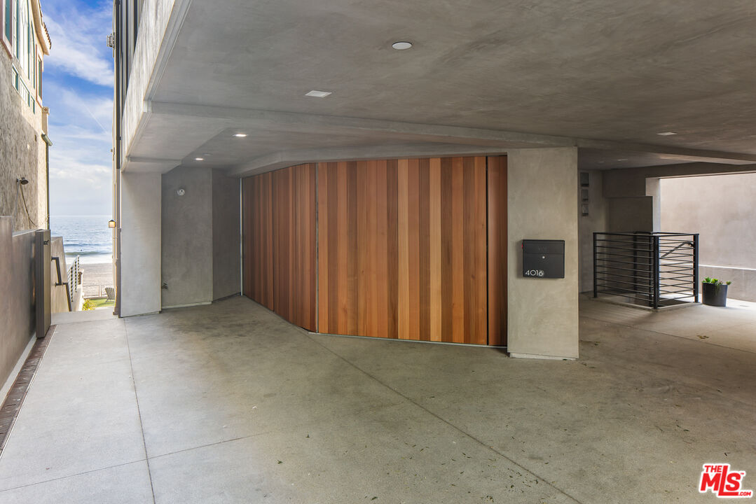 4016 The Strand