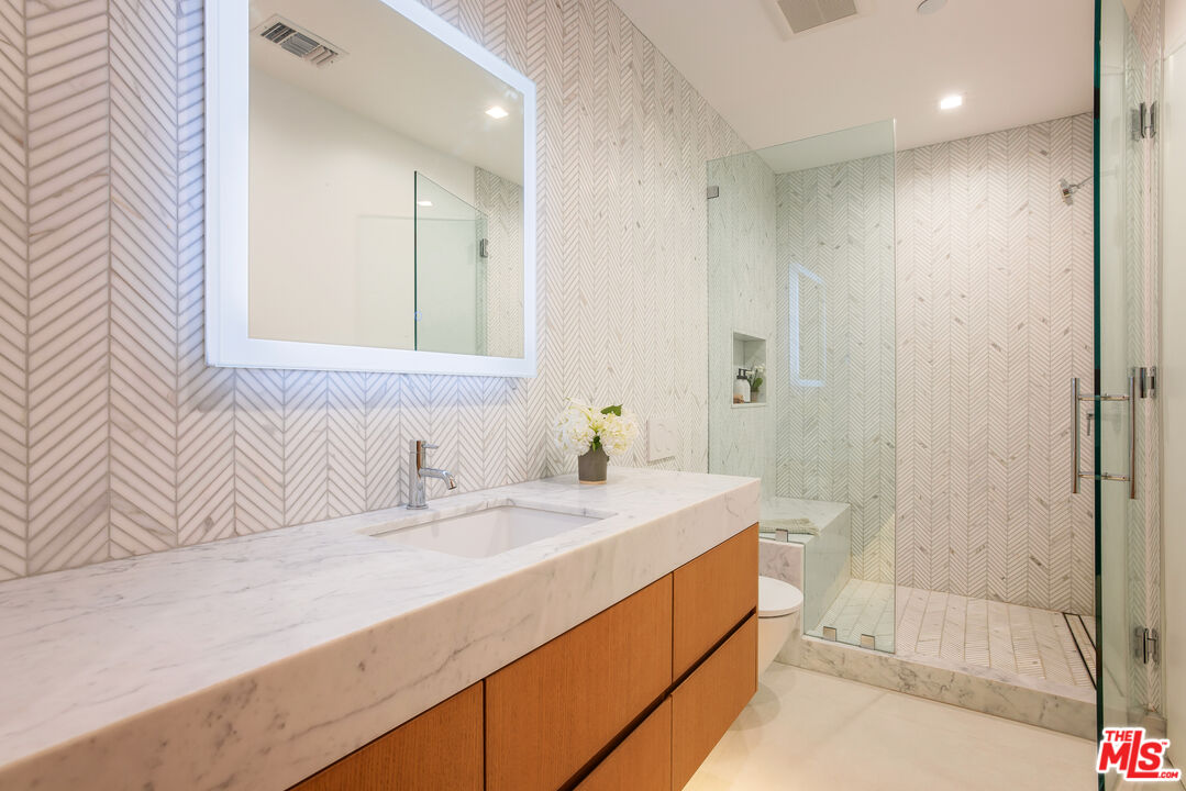 4016 The Strand
