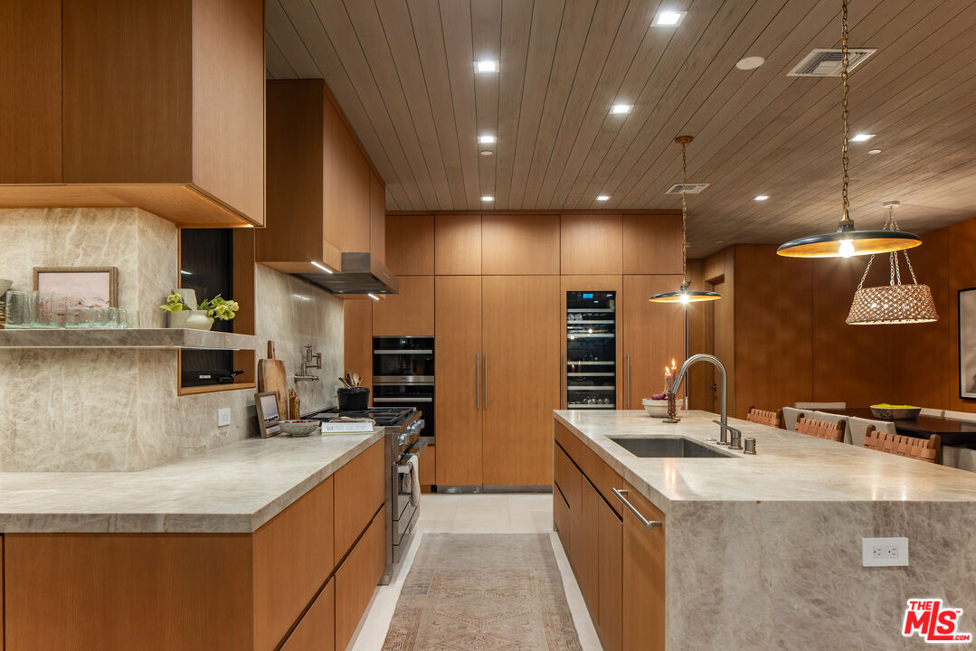 4016 The Strand