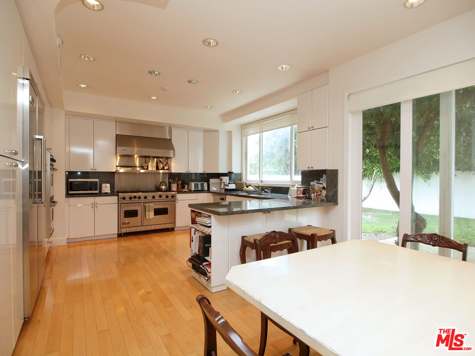 269 N Bundy Dr