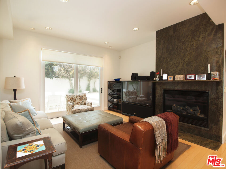 269 N Bundy Dr