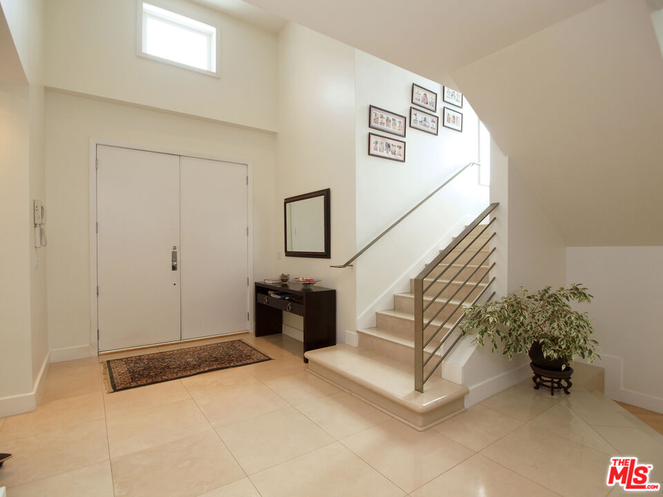 269 N Bundy Dr