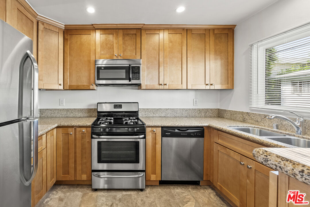 1235 N Harper Ave Unit: 15