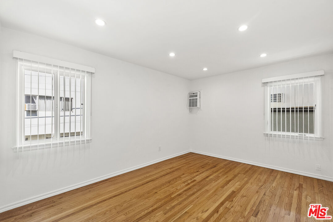 1235 N Harper Ave Unit: 15