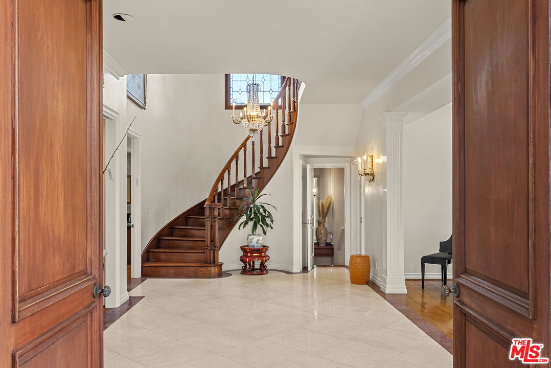 201 N Palm Dr