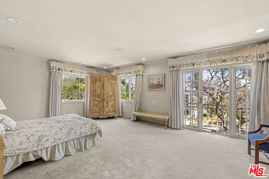 201 N Palm Dr
