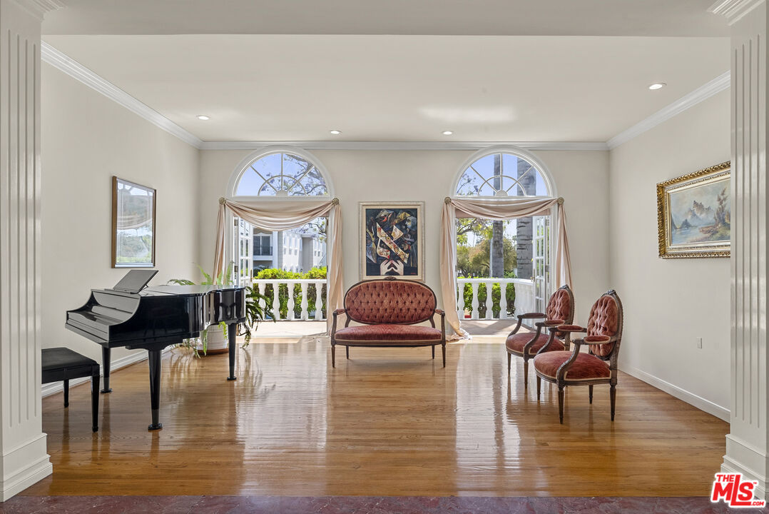 201 N Palm Dr