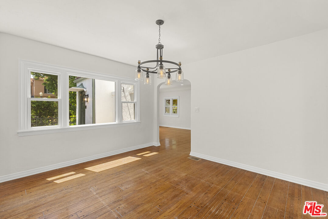 1122 S La Peer Dr