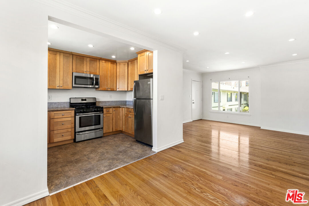 1235 N Harper Ave Unit: 16