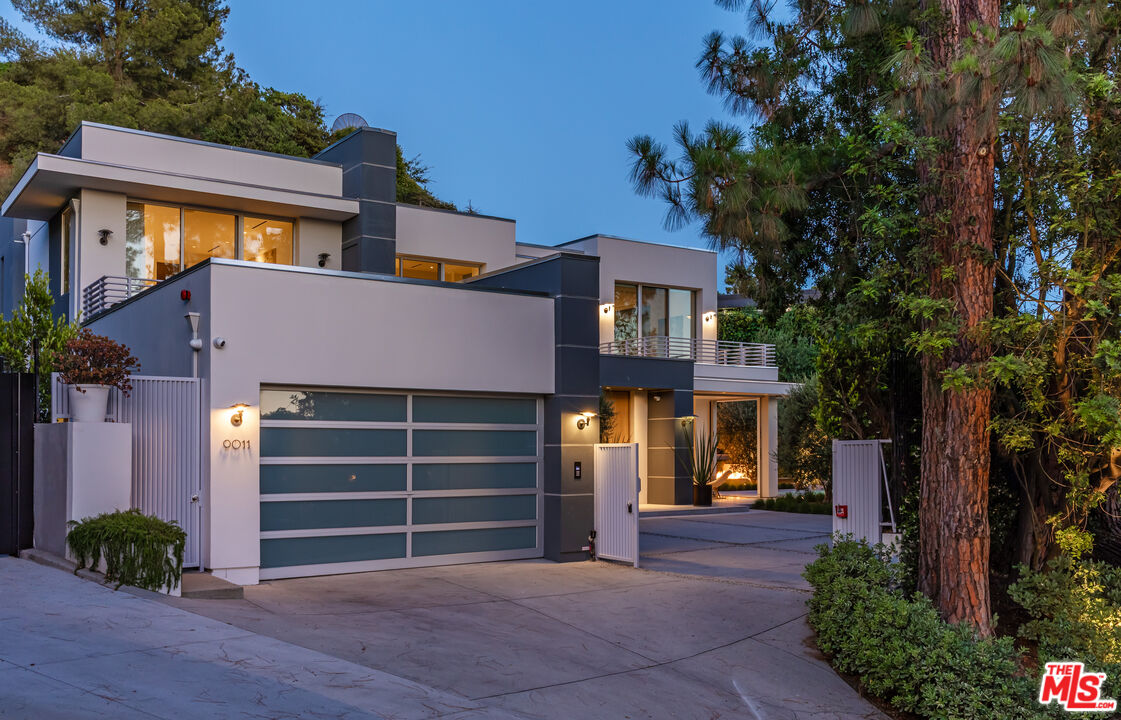 9011 Alto Cedro Dr