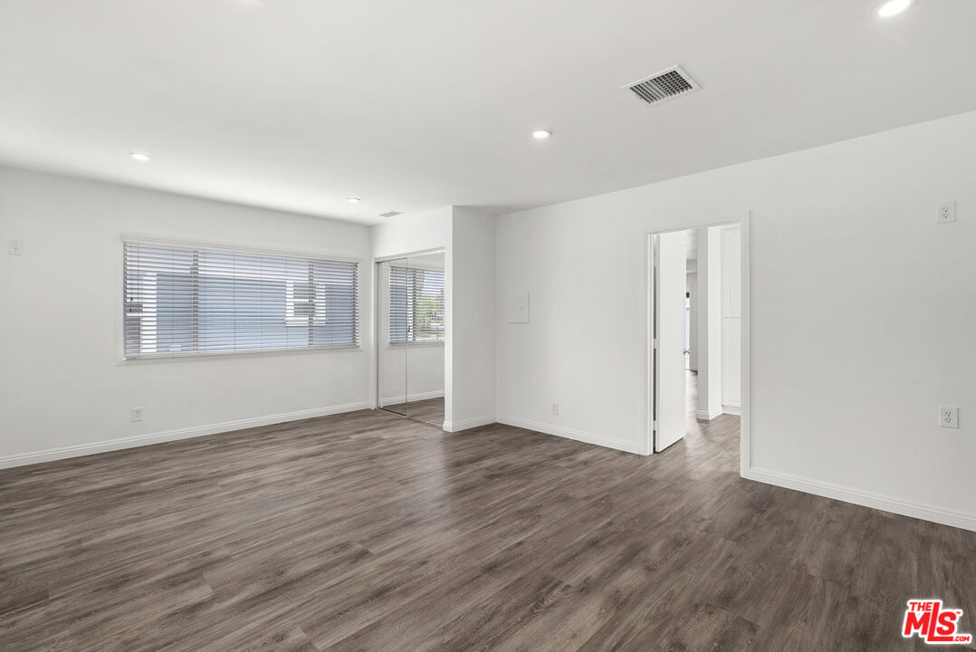 384 N San Vicente Blvd