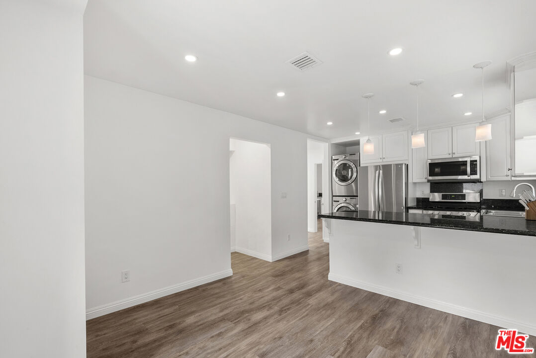 384 N San Vicente Blvd