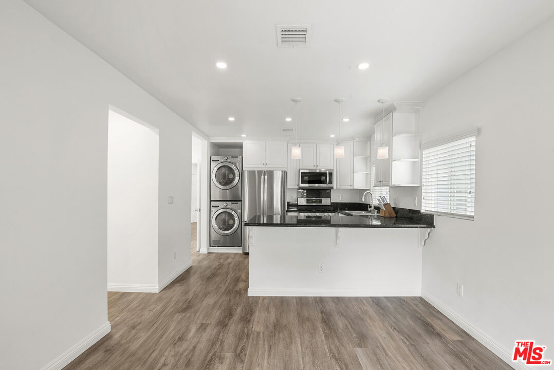 384 N San Vicente Blvd