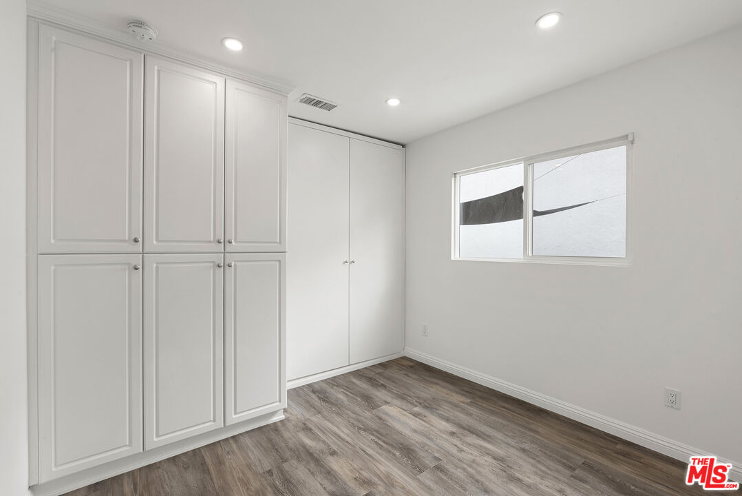 384 N San Vicente Blvd