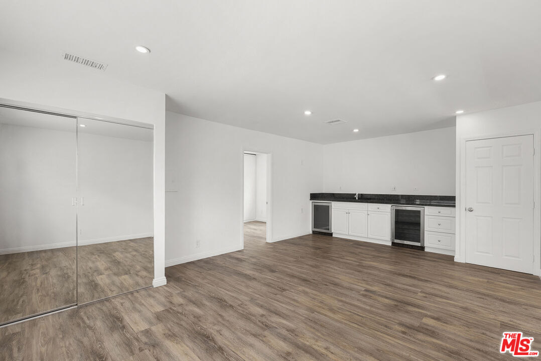 384 N San Vicente Blvd