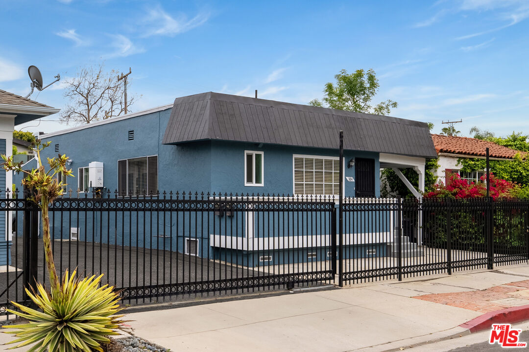 384 N San Vicente Blvd