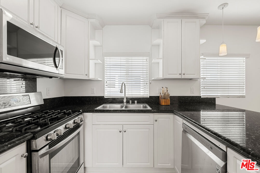 384 N San Vicente Blvd