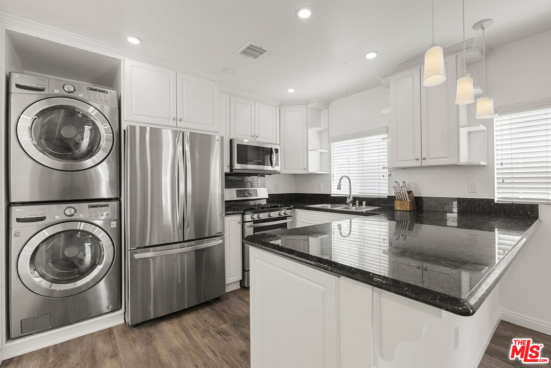 384 N San Vicente Blvd