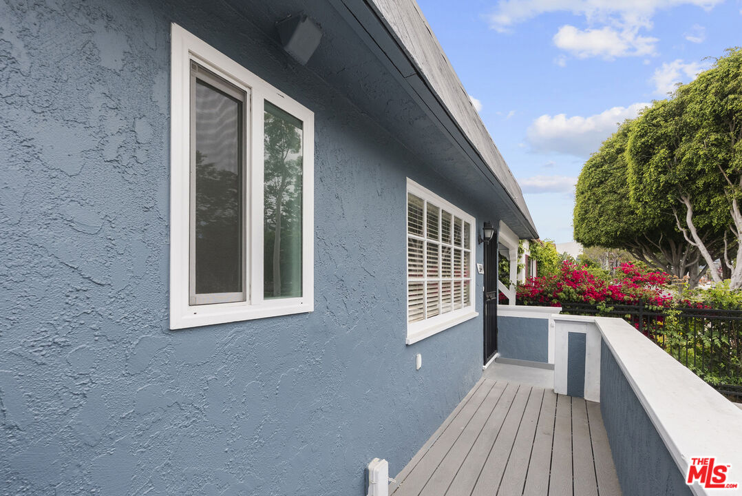 384 N San Vicente Blvd