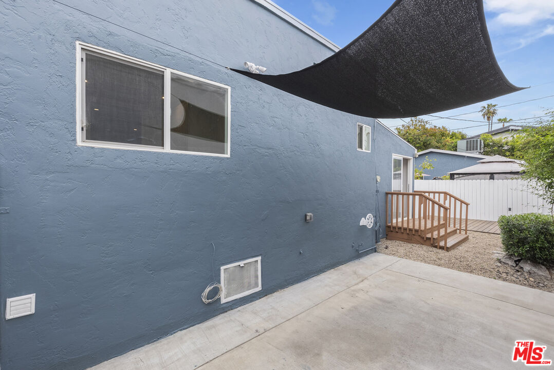 384 N San Vicente Blvd