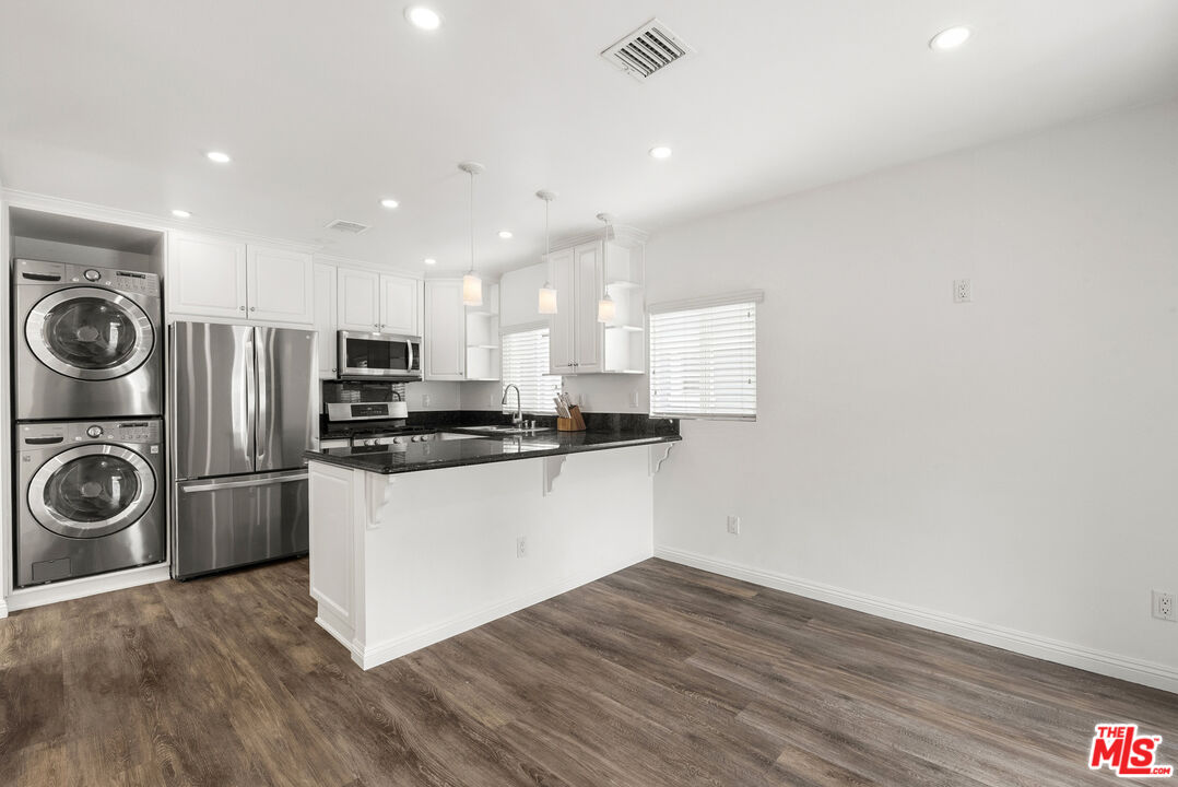 384 N San Vicente Blvd