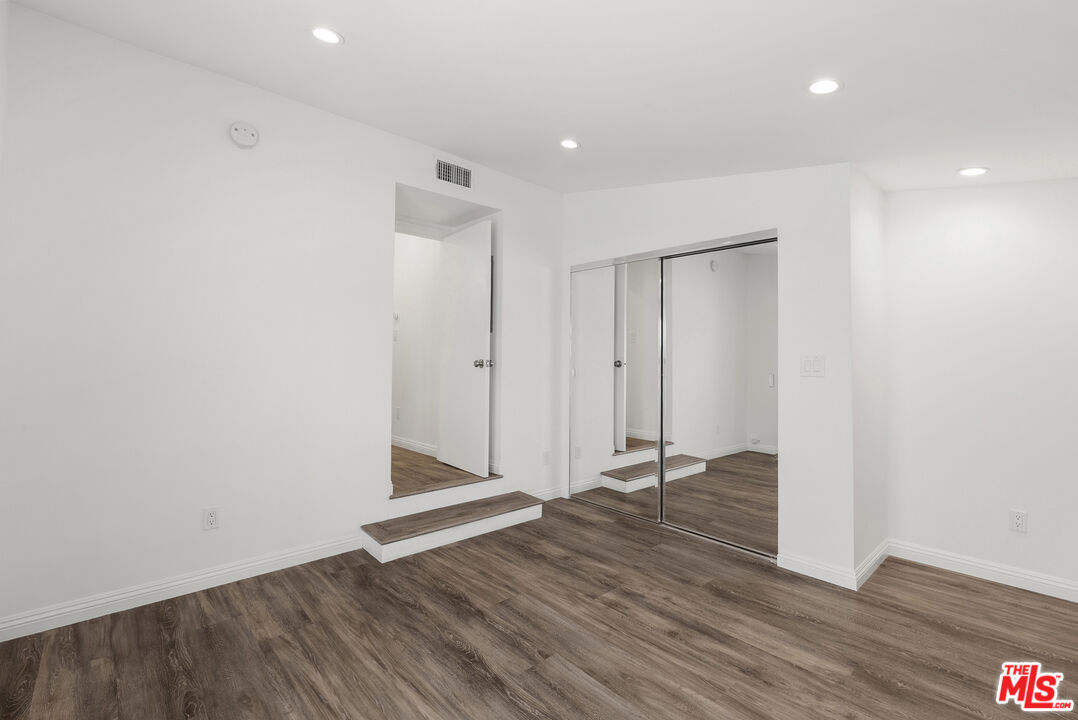 384 N San Vicente Blvd