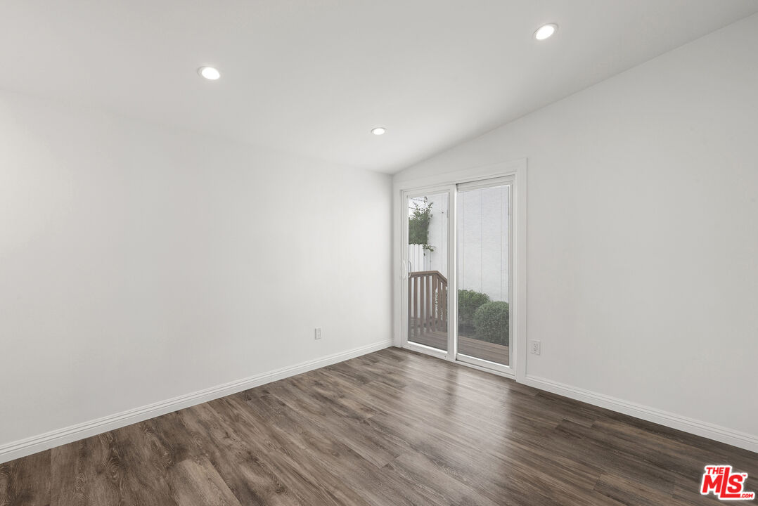 384 N San Vicente Blvd