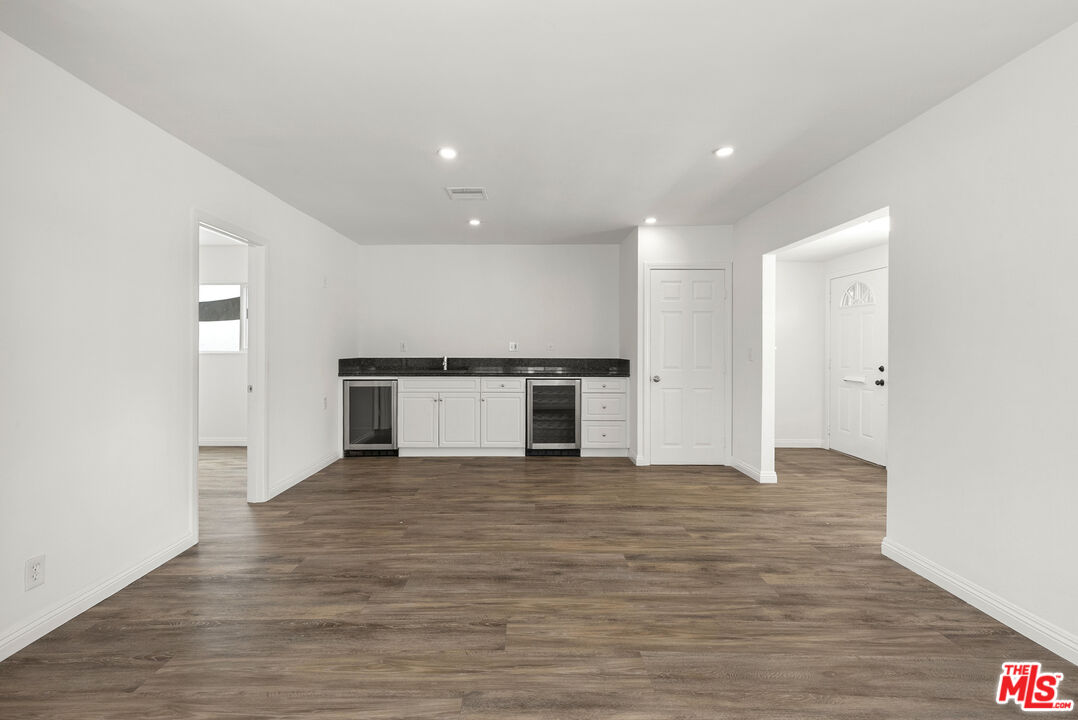 384 N San Vicente Blvd