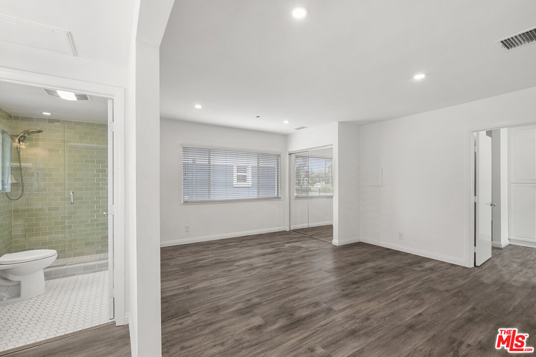 384 N San Vicente Blvd