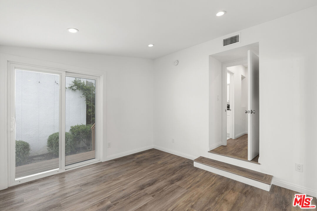 384 N San Vicente Blvd